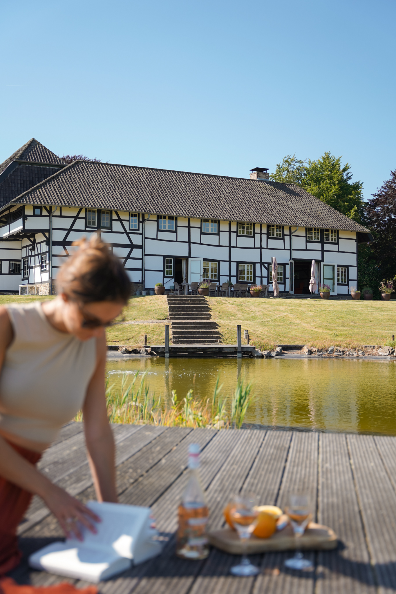 Gezin wandelt door het Limburgse heuvelland