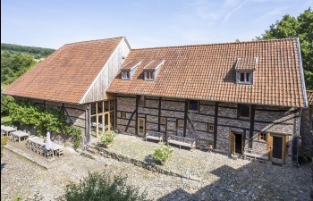 Mountainbiker daalt een Limburgse heuvel af tijdens de herfst