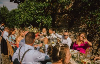 Rustig koffiemoment op een zonnig terras
