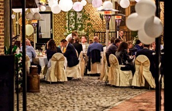 Avondsetting van een diner in een binnenplaats met lichtjes en lantaarns