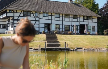 Groep maakt pompoendecoraties op het landgoed van De Smockelaer